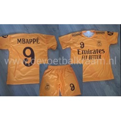 MBAPPE nieuwste VOETBAL TENUE 2025 uit kleur oranje (shirt +broek)